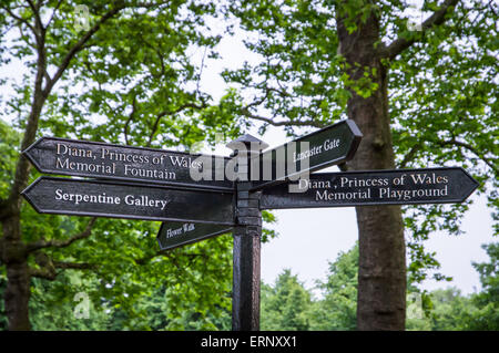 road sign indicating the direction for memorial fountain and memorial playground of Princess Diana Stock Photo