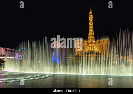 Bellagio Fountain and Paris hotel, night illumination on Las Vegas Strip Stock Photo