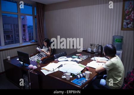 (150606) -- CHONGQING, June 6, 2015 (Xinhua) -- A student prepares for the coming national college entrance exams at a room of a hotel in Bishan District of Chongqing, southwest China, June 6, 2015, one day before the exams.  About 1300 students of Laifeng High School would attend the exam in Bishan District, a site 20 kilometers away from their school, on June 7 and 8, therefore, most of the students booked hotels near the exam site and prepared for the exam at the last night. (Xinhua/Liu Chan) (zkr) Stock Photo