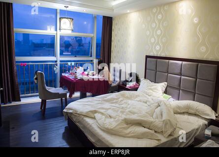 (150606) -- CHONGQING, June 6, 2015 (Xinhua) -- A student prepares for the coming national college entrance exams at a room of a hotel in Bishan District of Chongqing, southwest China, June 6, 2015, one day before the exams.  About 1300 students of Laifeng High School would attend the exam in Bishan District, a site 20 kilometers away from their school, on June 7 and 8, therefore, most of the students booked hotels near the exam site and prepared for the exam at the last night. (Xinhua/Liu Chan) (zkr) Stock Photo