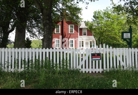 American style rural house with sign 'no trespassing', Lehigh Valley, Pennsylvania, USA. Stock Photo