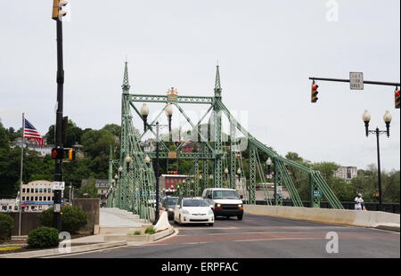 The 'Free' bridge connecting Easton, Pa., and Phillipsburg, NJ., crossing the Delaware River. Lehigh Valley, Pennsylvania, USA. Stock Photo