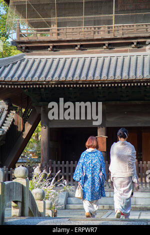 Women in kimonos at Shofuku-ji Temple, Fukuoka, Kyushu, Japan Stock Photo