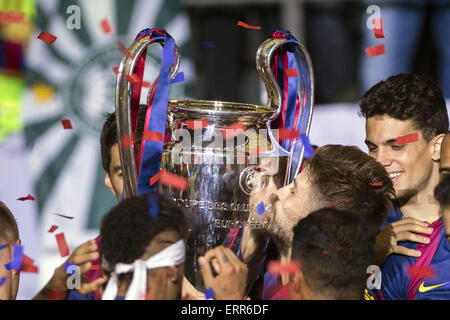 Berlin, Germany. 6th June, 2015. Gerard Pique (Barcelona) Football/Soccer : Gerard Pique of Barcelona celebrates with the trophy after winning the UEFA Champions League Final match between Juventus 1-3 FC Barcelona at Olympiastadion in Berlin, Germany . Credit:  Maurizio Borsari/AFLO/Alamy Live News Stock Photo