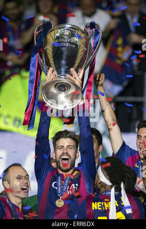Berlin, Germany. 6th June, 2015. Gerard Pique (Barcelona) Football/Soccer : Gerard Pique of Barcelona celebrates with the trophy after winning the UEFA Champions League Final match between Juventus 1-3 FC Barcelona at Olympiastadion in Berlin, Germany . Credit:  Maurizio Borsari/AFLO/Alamy Live News Stock Photo