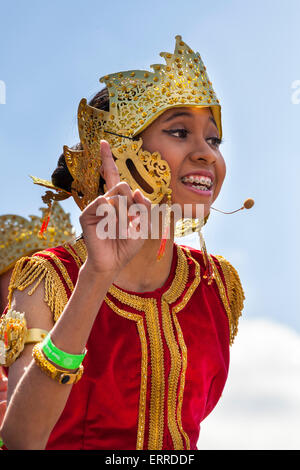 Trafalgar Square, London, Uk. 7th June 2015. Indonesian students sing and dance on stage at the 'Hello Indonesia' festivities on Trafalgar Square to promote Indonesian culture, supported by the Mayor of London. Credit:  Imageplotter/Alamy Live News Stock Photo