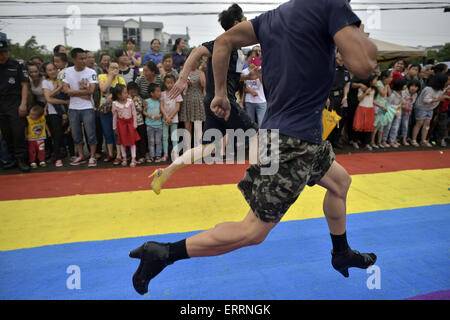 Chongqing, Chongqing, CHN. 6th June, 2015. Chongqing, CHINA - June 6 2015: (EDITORIAL USE ONLY. CHINA OUT) Men wearing high-heeled shoes run fast. The high-heeled shoes color run is held in Fuling District in Chongqing. All the participants are required to wear shoes with heels no less than 8cm and run 100 meters. © SIPA Asia/ZUMA Wire/Alamy Live News Stock Photo