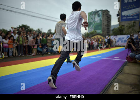 Chongqing, Chongqing, CHN. 6th June, 2015. Chongqing, CHINA - June 6 2015: (EDITORIAL USE ONLY. CHINA OUT) Men wearing high-heeled shoes run fast. The high-heeled shoes color run is held in Fuling District in Chongqing. All the participants are required to wear shoes with heels no less than 8cm and run 100 meters. © SIPA Asia/ZUMA Wire/Alamy Live News Stock Photo