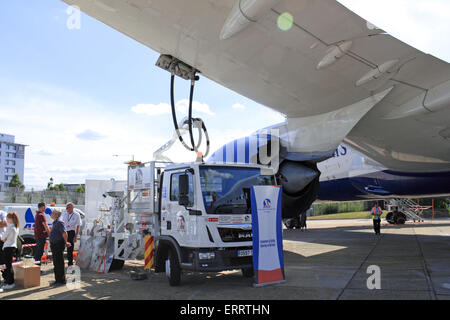 Boeing 787 Dreamliner being refueled at the British Airways Explore and Discover Day, Sunday 7th June 2015. BA Engineering and Operations base, London Heathrow Airport, London Borough of Hillingdon, England, Great Britain, United Kingdom, UK, Europe. 'Open day' event for BA staff and their guests. Aircraft cabin tours, exhibits, stalls, entertainment, food and drink. Credit:  Ian Bottle/Alamy Live News Stock Photo