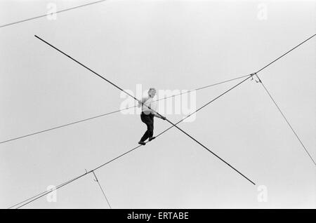 Karl Wallenda, Tightrope Walker, crosses over Europe's largest circus tent wire, Mary Chipperfield's, currently pitched at Clapham Common, London, Wednesday 13th November 1974. Karl crossed the 300ft wire at a height of 70ft to highlight the 10,000 daily death toll due to world food shortages, ahead of the United Nations Food Conference in Rome, Italy. Stock Photo