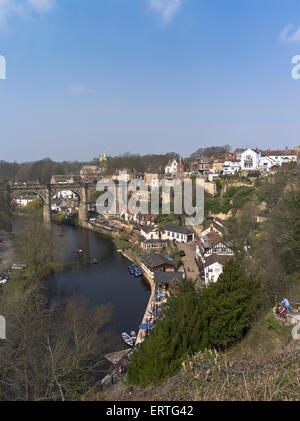 dh Knaresborough river KNARESBOROUGH NORTH YORKSHIRE People looking view of town by River Nidd Yorkshire railway viaduct Stock Photo