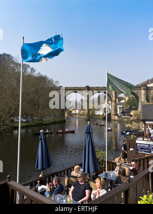 dh River Nidd Cafe England KNARESBOROUGH NORTH YORKSHIRE UK People relaxing rowing boats outdoors uk outdoor seating Stock Photo