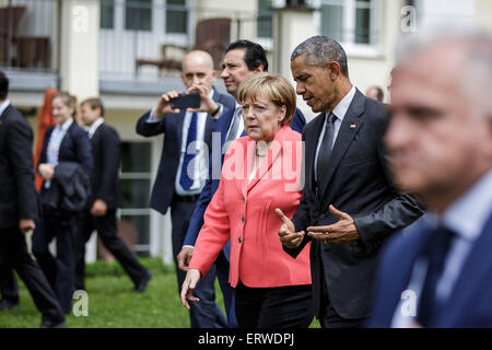 Garmisch-Partenkirchen, Germany. 8th June, 2015. German Chancellor Angela Merkel (3rd R) and U.S. President Barack Obama (2nd R) talk during the G7 summit at the Elmau Castle near Garmisch-Partenkirchen, southern Germany, on June 8, 2015. G7 summit concluded here on June 8. Credit:  Xinhua/Alamy Live News Stock Photo