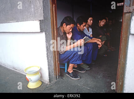 Chinese youth prisoners in Chengdu Youth Detention Center dormitory, 1980s Stock Photo