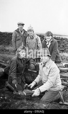 Colne Valley school children dry stone walling at Delves Moor Farm, Slaithwaite. Taught by Kenneth France. 17th December 1985. Stock Photo