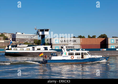 Europa, Deutschland, Nordrhein-Westfalen, Leverkusen, Wasserschutzpolizei kontrolliert ein Containerschiff auf dem Rhein.  Europ Stock Photo