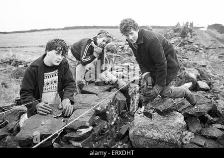 Colne Valley school children dry stone walling at Delves Moor Farm, Slaithwaite. Taught by Kenneth France. 17th December 1985. Stock Photo