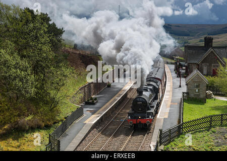 Steam train LMS Jubilee class No45690 'Leander' at Dent station on the Settle to Carlisle line Stock Photo