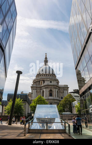St Paul's Cathedral sandwiched between two modern office blocks and shops of the One New Change development Stock Photo