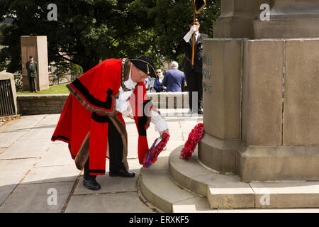 UK, England, Derbyshire, Buxton, High Peak mayor Cllr Alan Barrow laying wreath at War Memorial service Stock Photo