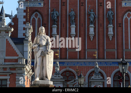 Statue of Roland.On background House of the Blackheads.Town Hall square,Riga,Latvia,Europe Stock Photo