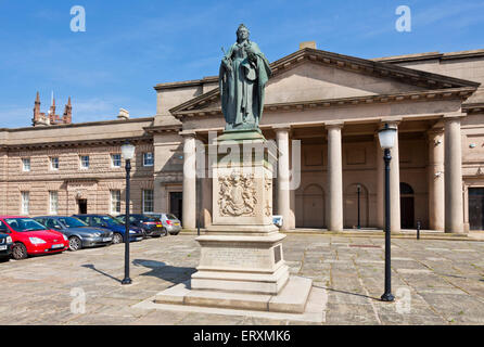 Statue of Queen Victoria outside Chester Crown Court Chester cheshire england uk gb eu europe Stock Photo