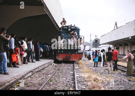 Dhaka, Bangladesh. 09th June, 2015. Here the public trains are generally loaded with too many people.The compartments are overly populated.People also travel by sitting on the roof-top of the train and they even travel by sitting in the train-engine. © Belal Hossain Rana/Pacific Press/Alamy Live News Stock Photo