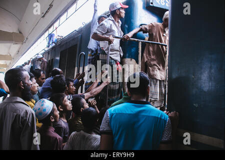 Dhaka, Bangladesh. 09th June, 2015. Rushing passengers. Here the public trains are generally loaded with too many people.The compartments are overly populated.People also travel by sitting on the roof-top of the train and they even travel by sitting in the train-engine. © Belal Hossain Rana/Pacific Press/Alamy Live News Stock Photo