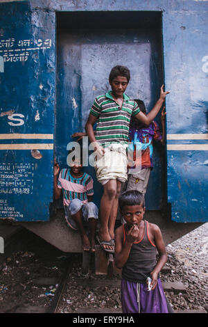 Dhaka, Bangladesh. 09th June, 2015. Here the public trains are generally loaded with too many people.The compartments are overly populated.People also travel by sitting on the roof-top of the train and they even travel by sitting in the train-engine. © Belal Hossain Rana/Pacific Press/Alamy Live News Stock Photo