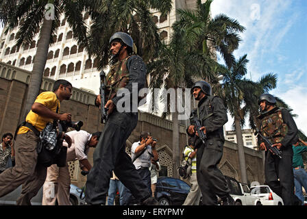 National Security Guard NSG commandos with gun outside hotel Taj Mahal hotel after terrorist attack by deccan mujahedeen Stock Photo