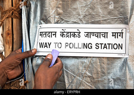 Indian elections , way to polling station sign , Bombay , Mumbai , Maharashtra , India , Asia Stock Photo