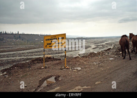 Shrinking road keep right signboard at under constructed site of mughal road ; Jammu and Kashmir ; India 8 April 2008 Stock Photo