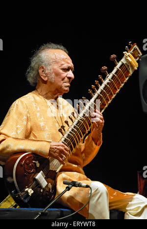 Pandit Ravi Shankar Indian classical music maestro playing sitar Bombay Mumbai Maharashtra India Stock Photo