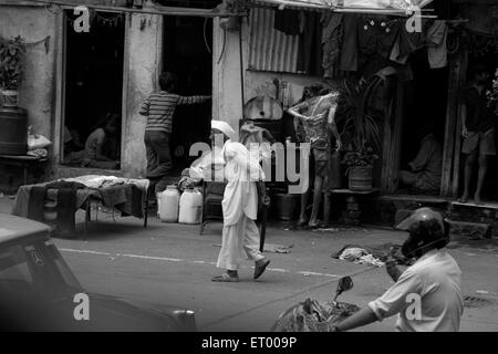 Dwellers in Byculla slum ; N M Joshi Road ; Bombay Mumbai ; Maharashtra ; India Stock Photo