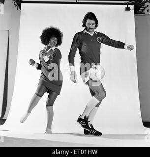 Leicester City footballer Frank Worthington poses in the studio with singer Linda Lewis. 21st February 1974. Stock Photo