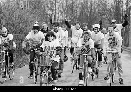 Pedal power was harnessed to help the families of striking miners. More than 20 cyclists took part in a sponsored ride organised by Meltham Miners¿support group. The 41-mile route started at Denby Dale station and took in nine pits in West and South Yorks Stock Photo