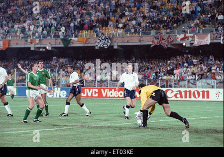 World Cup Group F match at the Stadio Sant'Elia in Cagliari, Italy. England 1 v Republic of Ireland 1. England goalkeeper Peter Shilton picks up the ball in front of Ireland pair Kevin Sheedy and Tony Cascarino. 11th June 1990. Stock Photo