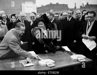 King George VI and Queen Elizabeth visit Lansbury estate,  which was to be a Festival of Britain showpiece in Poplar. There would be an exhibition about building research, town planning and architecture and the 'Live architecture' exhibit of buildings, op Stock Photo