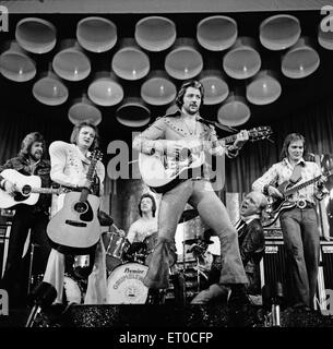 Leicester City footballer Frank Worthington dressed as Elvis Presley supported by the Grumbleweeds Group at the Bailey's Club in Leicester. 28th February 1975. Stock Photo