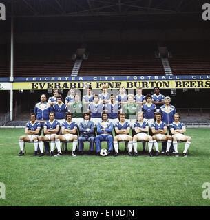 Leicester City squad line up with new manager Frank McLintock at Filbert Street at the start of the 1977-8 season. Back row: Brian Alderson, Steve Bicknell, Steve Earle, Tommy Williams, Eddie Kelly, Steve Kember, Winston White Middle: Ian MacFarlane (assistant manager), Peter Welsh, Mark Wallington, Steve Sims, Larry May, Brian Jayes, Steve Yates, Peacock (Physio) Front: Jon Sammels, Frank Worthington, Jeff Blockley, Smith (secretary), Frank McLintock (manager), Dennis Rofe, Steve Whitworth, Keith Weller, Alan Woollett August 1977. Stock Photo