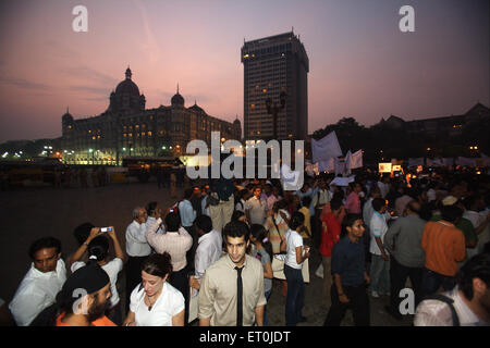 People gathering Taj Mahal hotel paying victims of terrorist attack by Deccan Mujahedeen on 26th November 2008 in Bombay Stock Photo