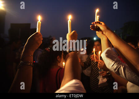 People lighting candles outside Gateway paying victims of terrorist attack Deccan Mujahedeen on 26th November 2008 in Bomba Stock Photo