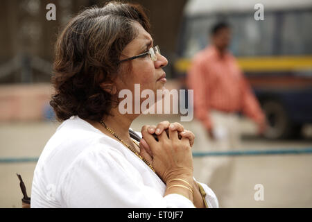 Woman paying homage to victims of terrorist attack by Deccan Mujahedeen on 26th November 2008 in Bombay Mumbai Stock Photo