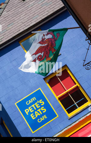 The colourful and famous Pete's Eats cafe in Llanberis village, Snowdonia, with the Red Dragon, the national flag of Wales. Stock Photo