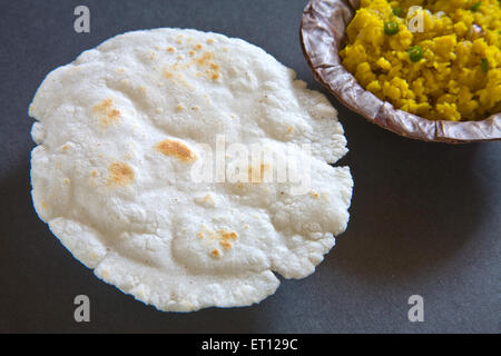 Zunka Bhakar, Jhunka Bhakar, Zunka Bhakri, flatbread and vegetable, black background Stock Photo