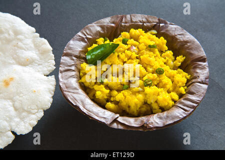 Zunka Bhakar, Jhunka Bhakar, Zunka Bhakri, flatbread and vegetable, black background Stock Photo