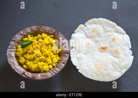 Zunka Bhakar, Jhunka Bhakar, Zunka Bhakri, flatbread and vegetable, black background Stock Photo