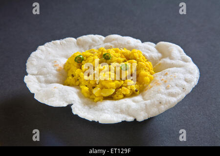 Zunka Bhakar, Jhunka Bhakar, Zunka Bhakri, flatbread and vegetable, black background Stock Photo