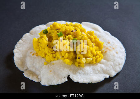 Zunka Bhakar, Jhunka Bhakar, Zunka Bhakri, flatbread and vegetable, black background Stock Photo