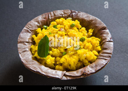 Zunka Bhakar, Jhunka Bhakar, Zunka Bhakri, flatbread and vegetable, black background Stock Photo